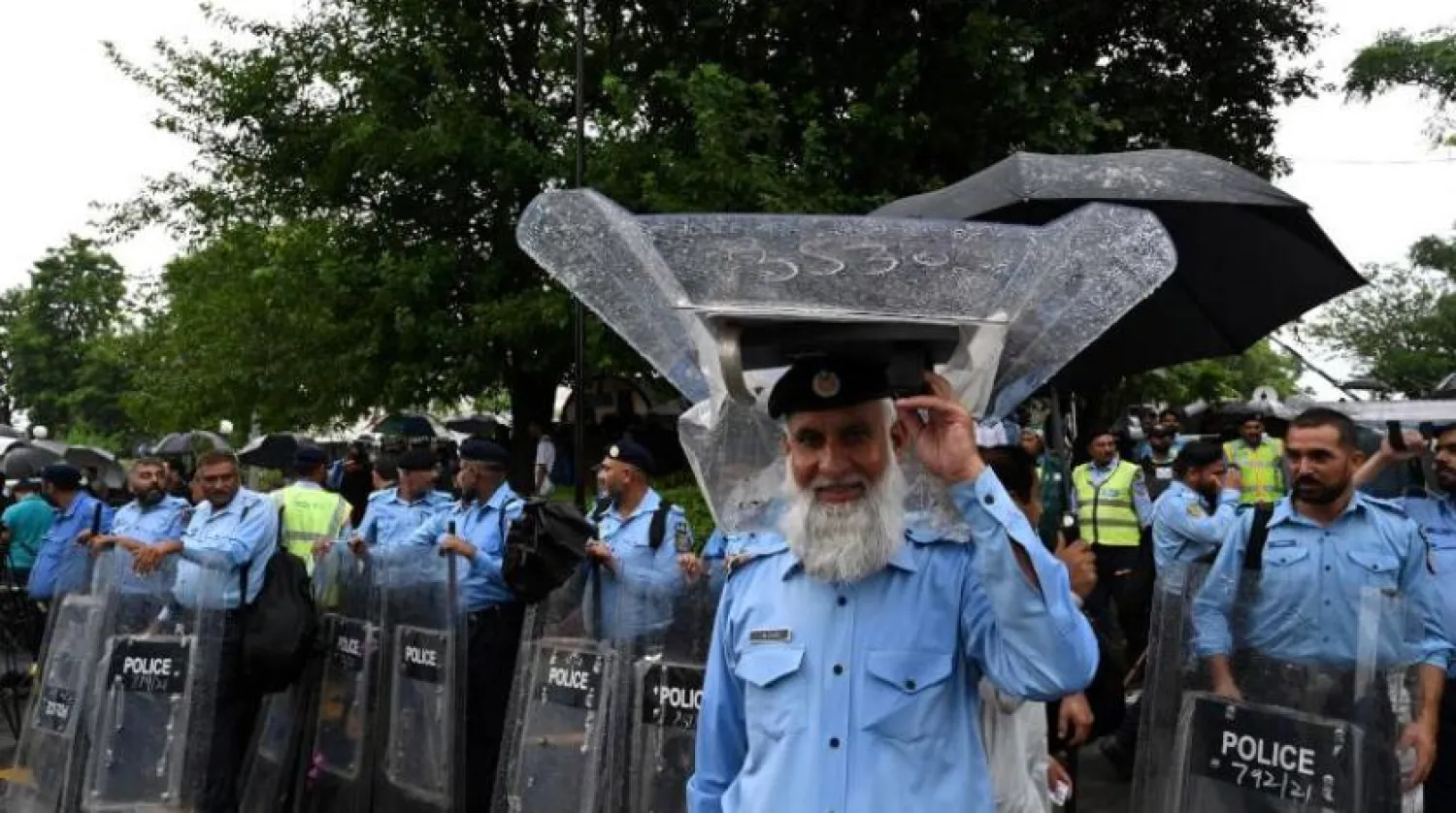 İslamabad'daki Yüksek Mahkeme binasının dışındaki polis memurları (AFP)