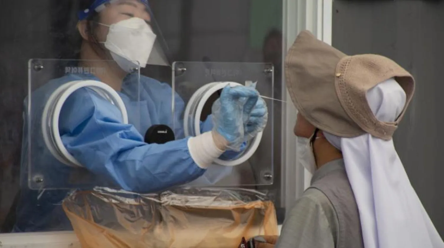 Koronavirüs testi olan bir kişi (EPA)