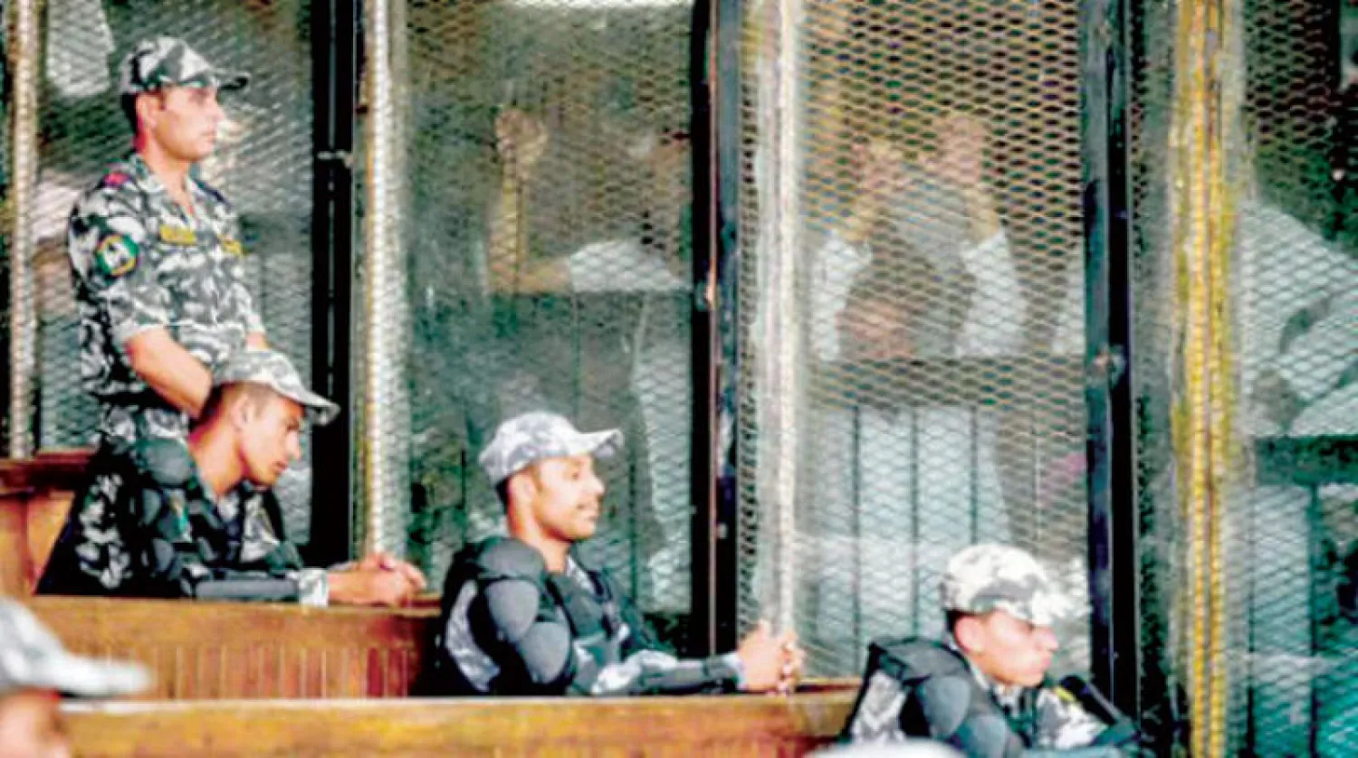 من محاكمة سابقة لقيادات من «إخوان مصر» في «قضايا عنف» (أ.ف.ب)