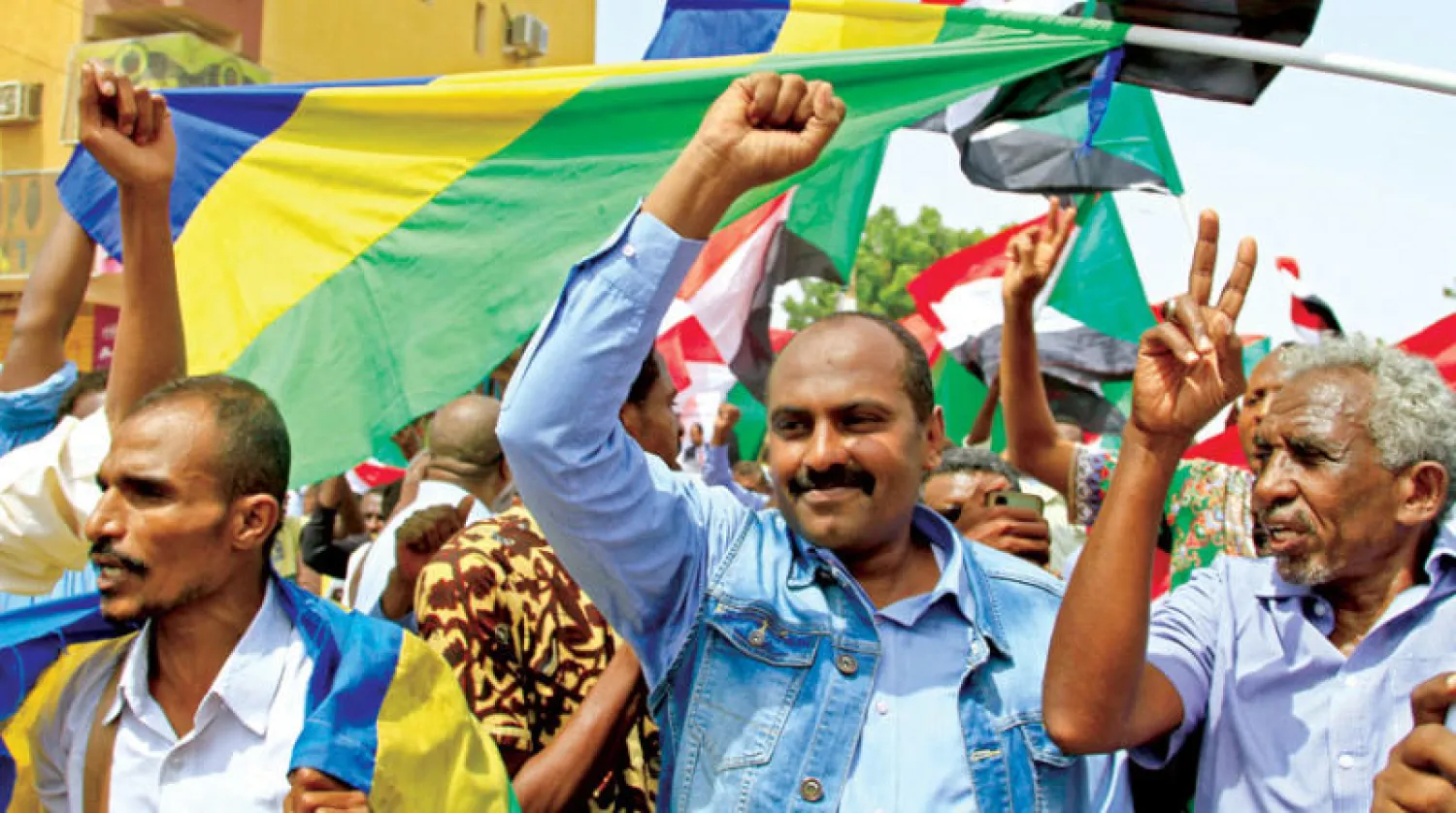 قادة معارضون يتقدمون الحشود في موكب للمعارضة بالخرطوم أول من أمس (رويترز)