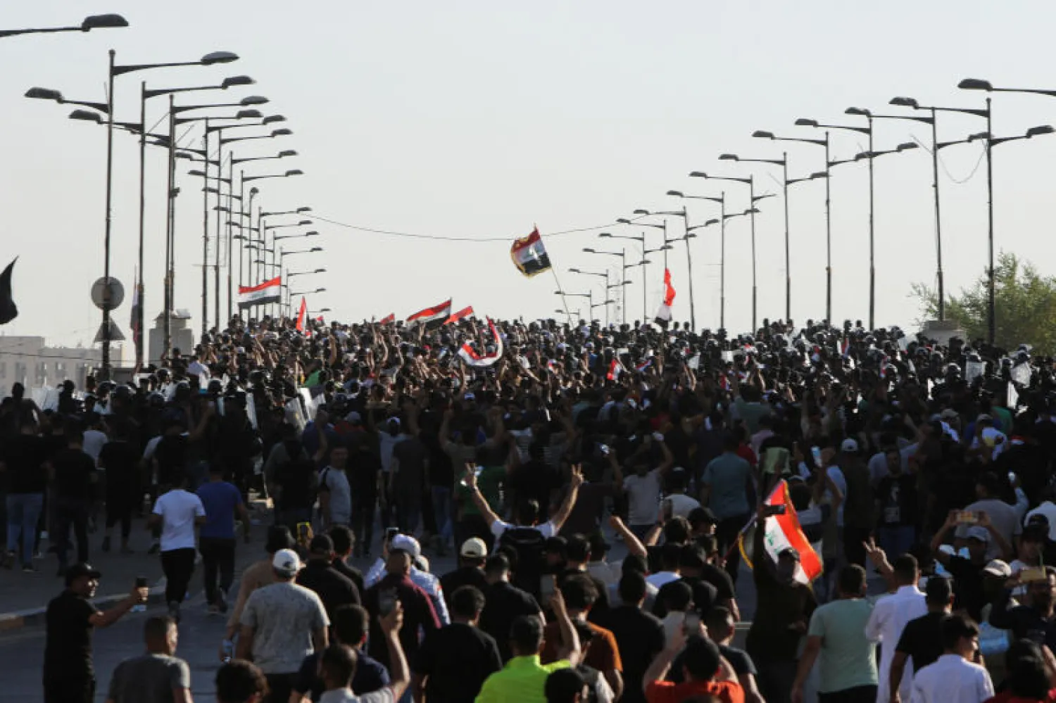 جانب من حشود المتظاهرين قبيل اقتحامهم المنطقة الخضراء ببغداد (رويترز)