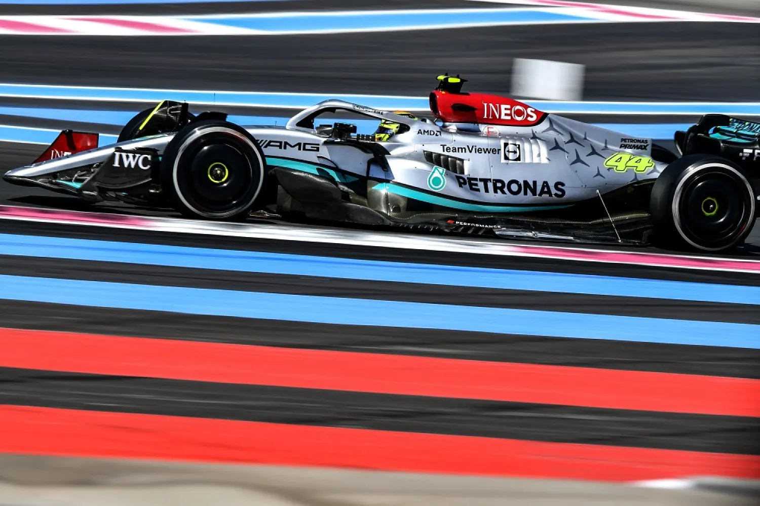 Mercedes' British driver Lewis Hamilton races during the French Formula One Grand Prix at the Circuit Paul-Ricard in Le Castellet, southern France, on July 24, 2022. (AFP)