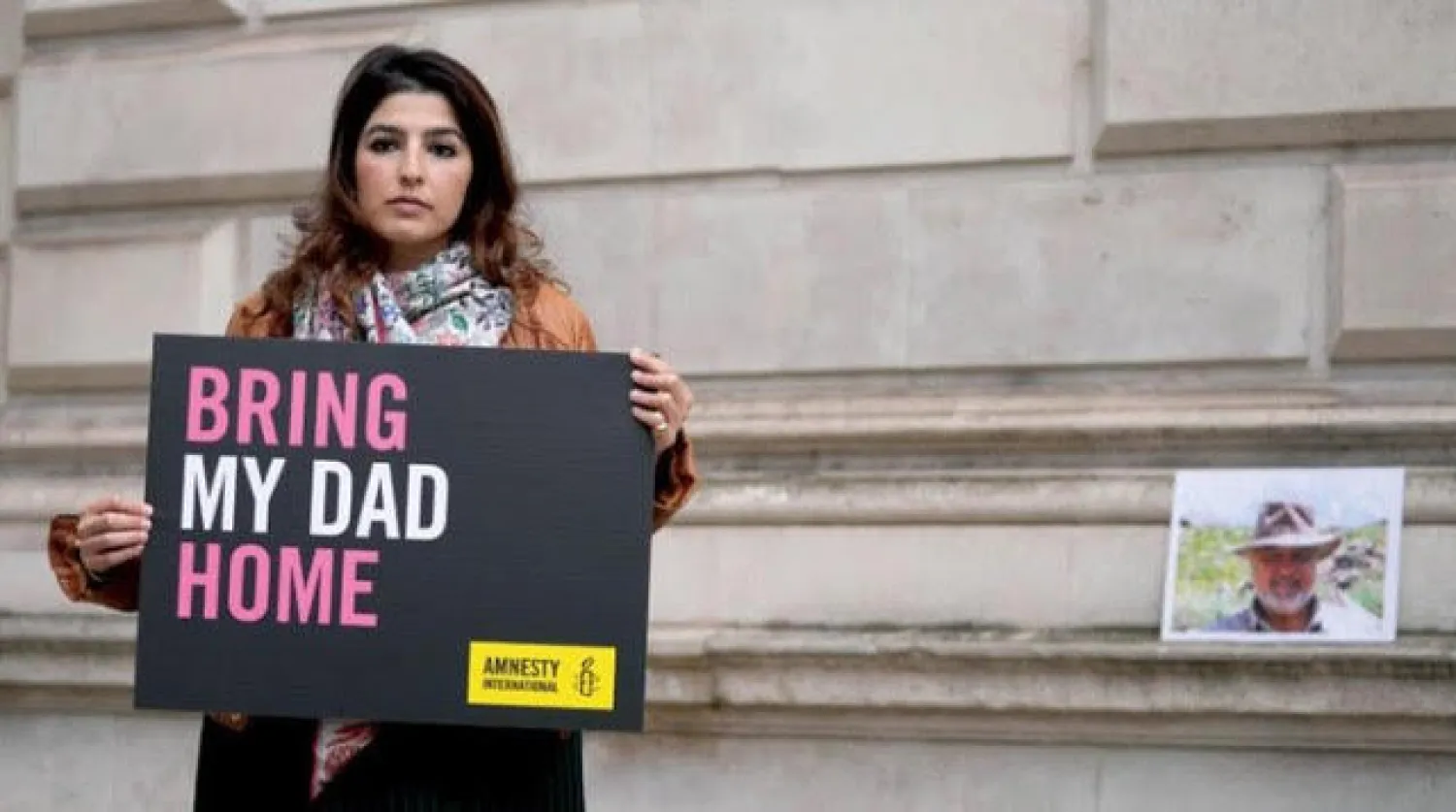 روكسان ابنة مراد طاهباز تحتج أمام مقر «الخارجية» البريطانية في لندن يوم 13 أبريل الماضي (أ.ف.ب)