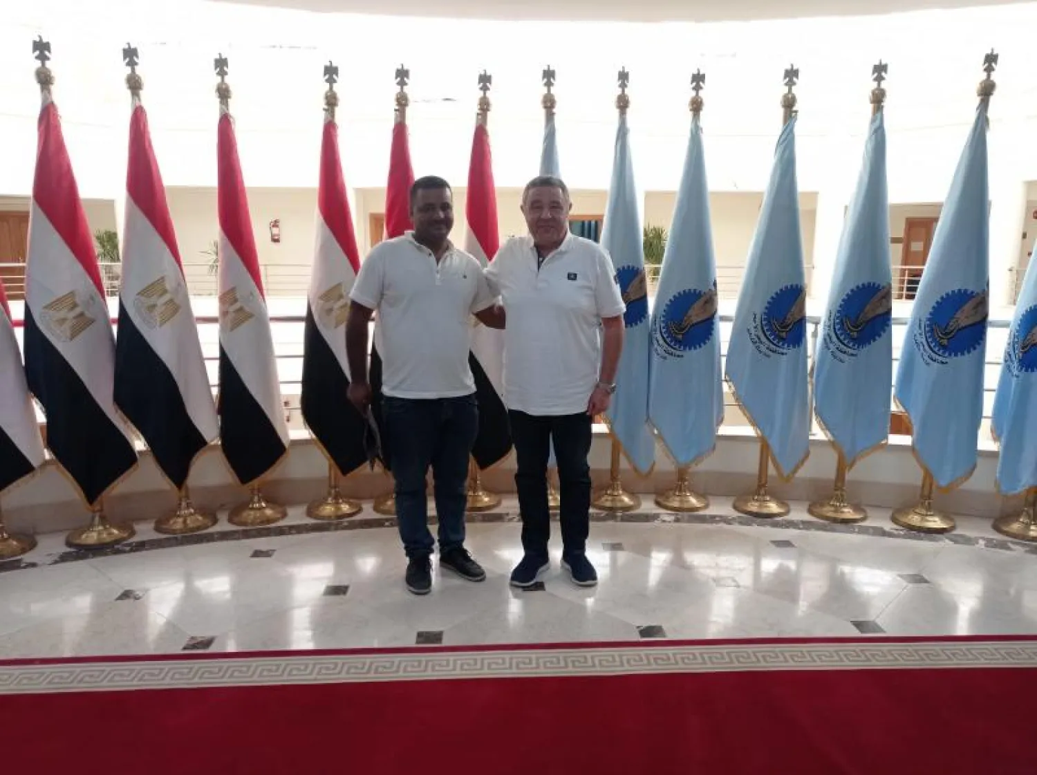 أثناء تكريم أيمن من قبل المحافظ (الشرق الأوسط)