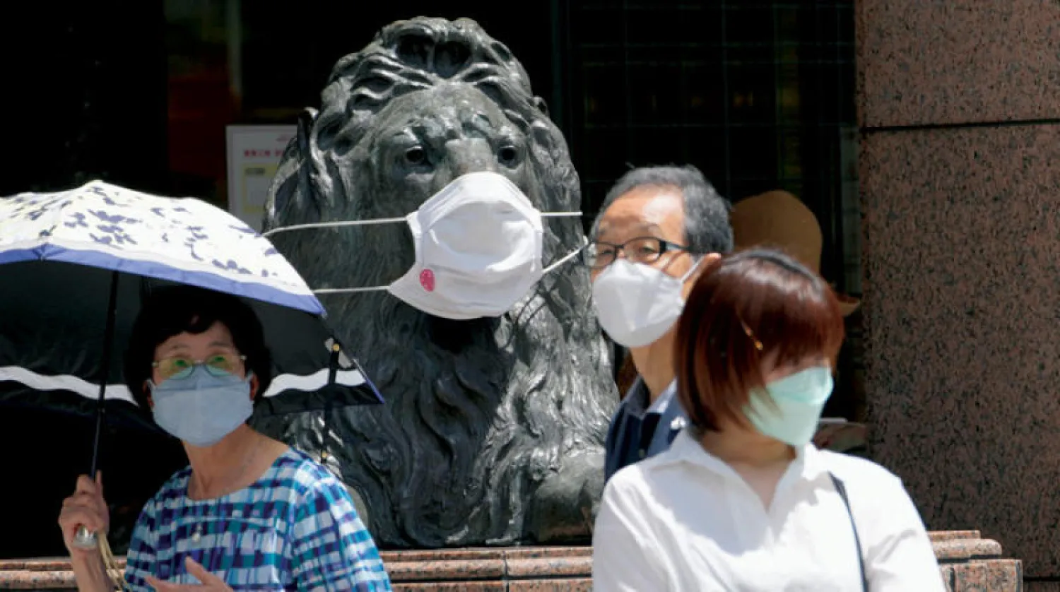 تمثال أسد بارز لمتجر متعدد الأقسام يرتدي أيضًا قناعًا في منطقة جينزا للشحن في طوكيو (أ ب )