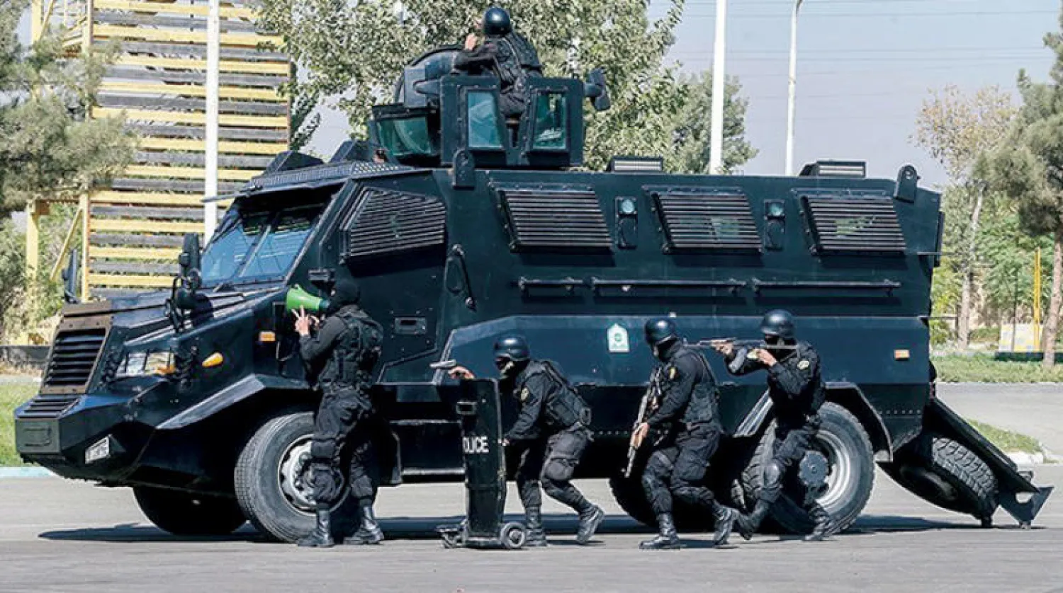 عناصر من القوات الخاصة بالشرطة الإيرانية خلال تدريب عسكري في طهران (أرشيفية - تسنيم)