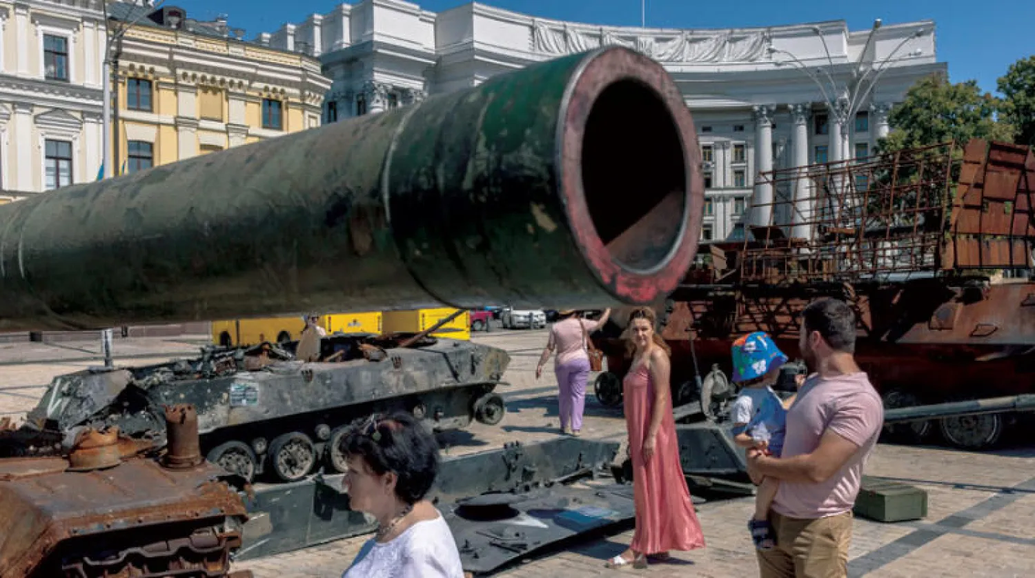 آليات عسكرية روسية مدمرة تعرض في كييف بمناسبة اليوم الوطني أمس (إ.ب.أ)