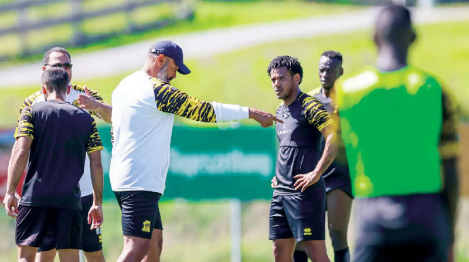 سانتو خلال قيادته تدريبات الاتحاد الأخيرة (المركز الإعلامي بنادي الاتحاد)