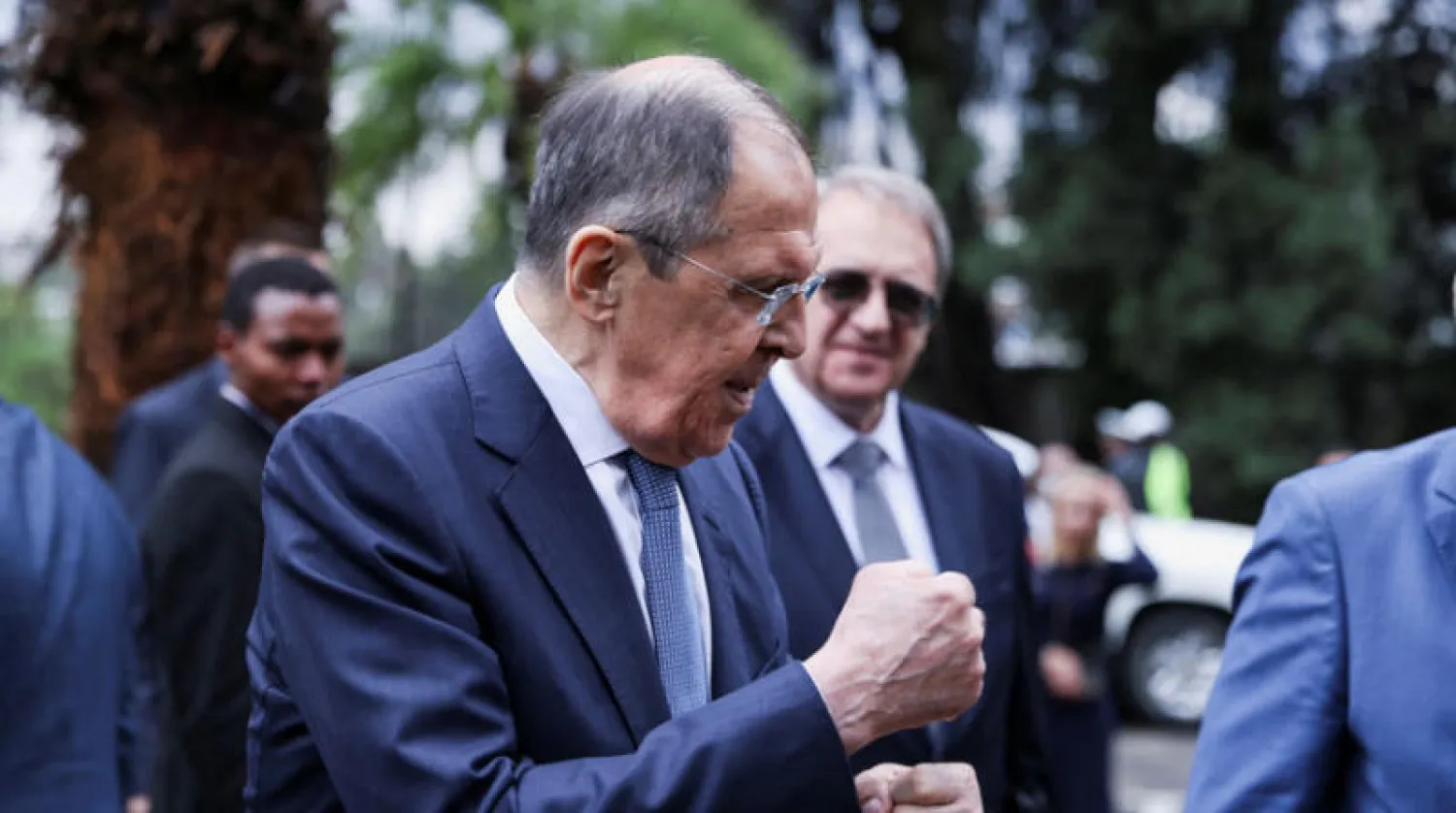 لافروف في السفارة الروسية في اديس أبابا خلال جولته الافريقية الاخيرة(رويترز)