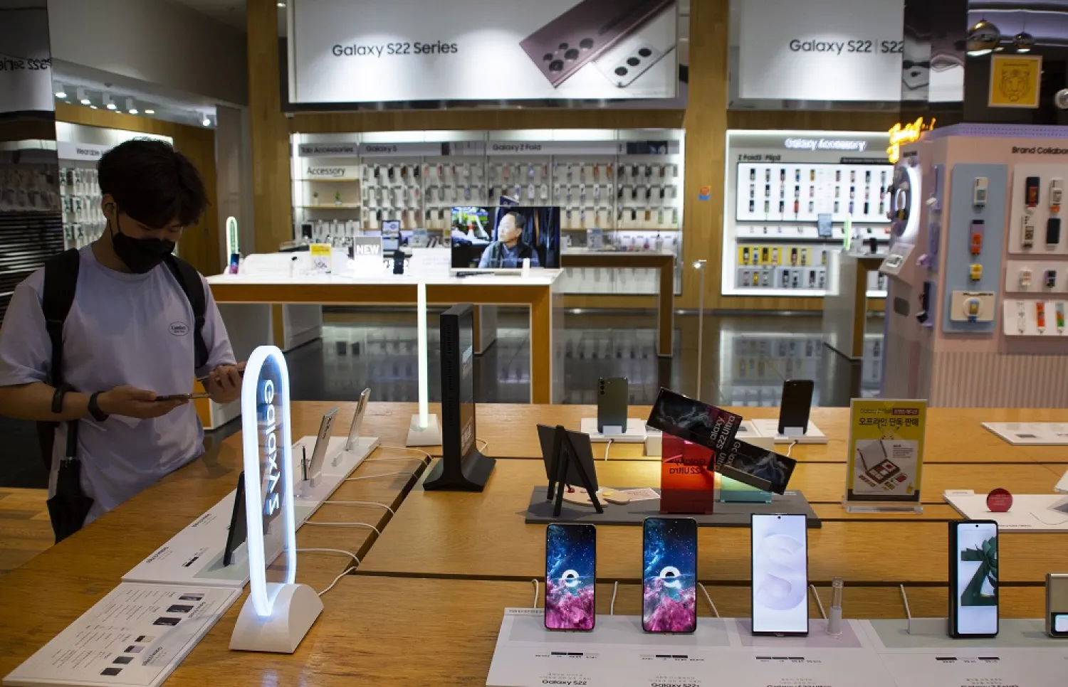 A South Korean man visits the Samsung Electronics gallery at the Samsung Electronics headquarters in Seoul, South Korea, 07 July 2022. (EPA)