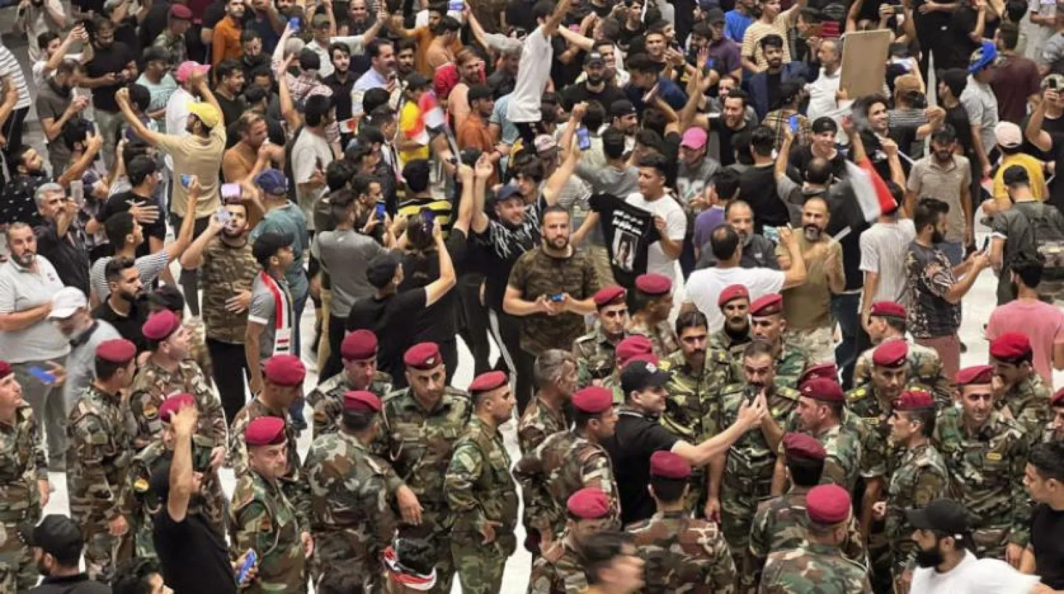 Göstericiler Yeşil Bölge’deki parlamento binasını bastı (AP)