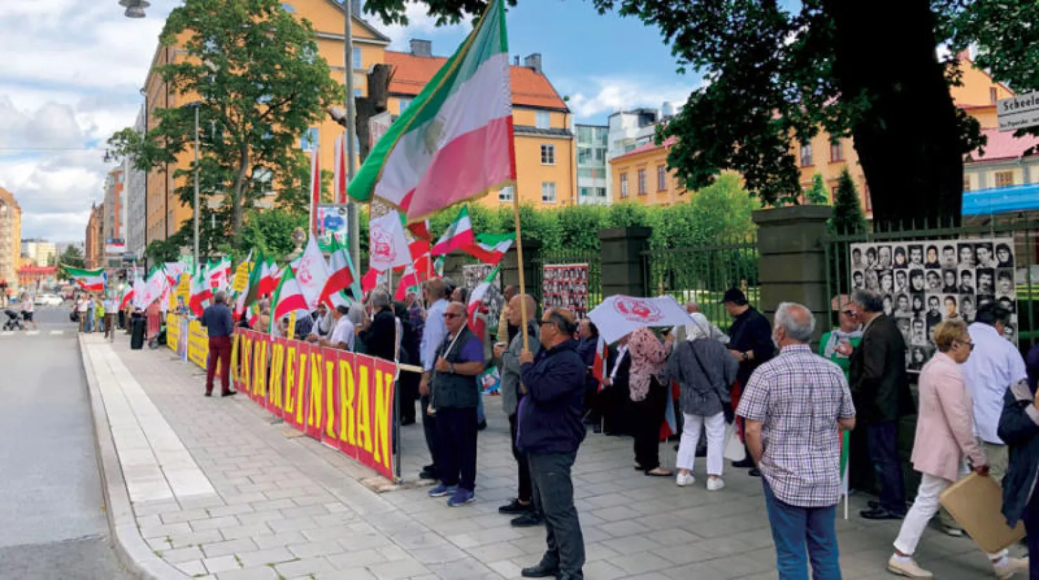 إيرانيون أمام المحكمة في استوكهولم ينتظرون صدور الحكم على حميد نوري في 14 يوليو (رويترز)