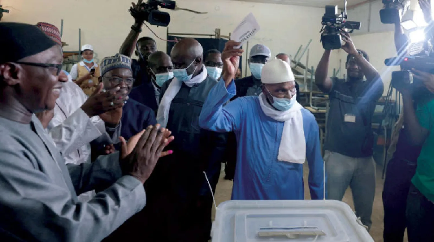 الرئيس السنغالي السابق يدلي بصوته في مكتب اقتراع بدكار أمس (رويترز)