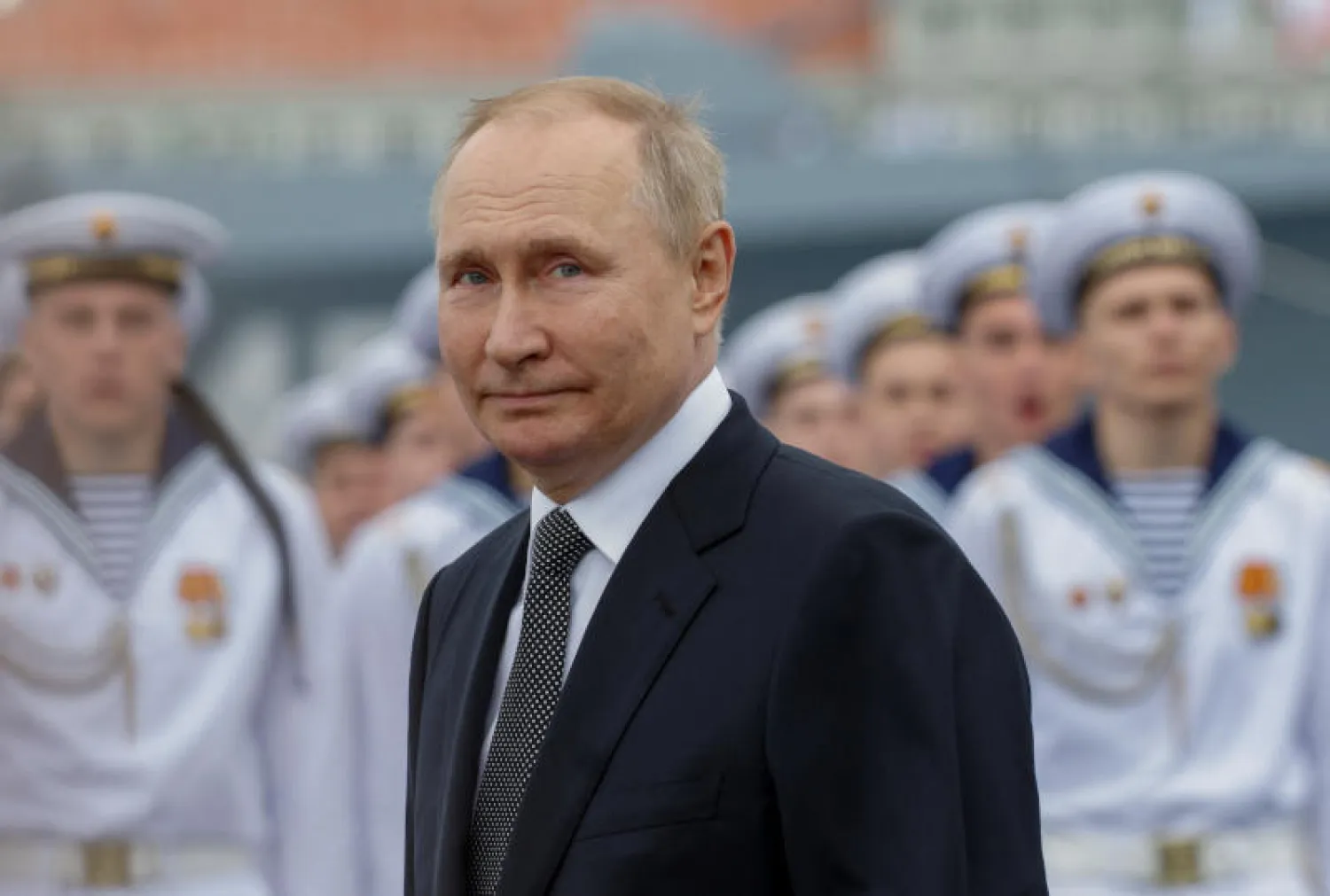 الرئيس الروسي فلاديمير بوتين خلال الاحتفال بيوم الأسطول الحربي (رويترز)