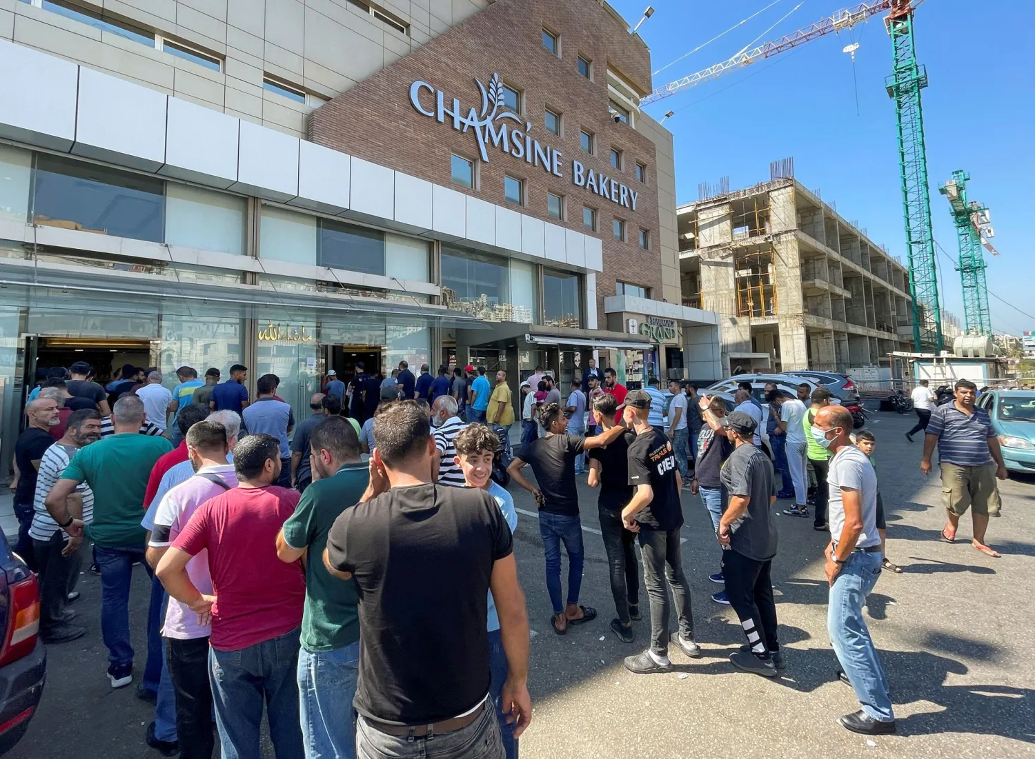 People queue to buy bread outside a bakery in Khaldeh, Lebanon July 28, 2022. REUTERS/Issam Abdallah


