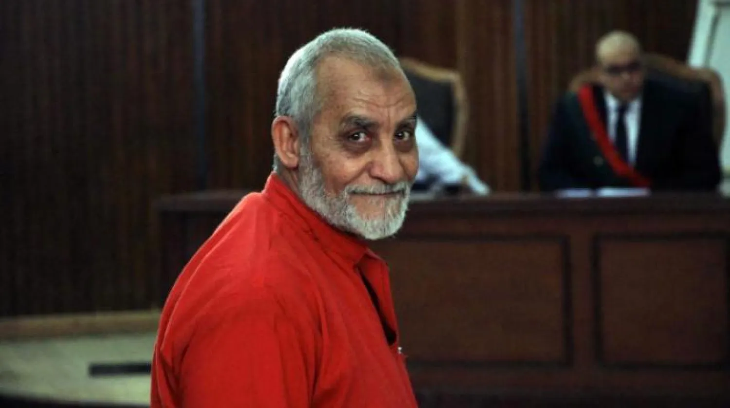 محمد بديع المرشد العام لتنظيم «الإخوان» أثناء إحدى جلسات محاكمته (أرشيفية)