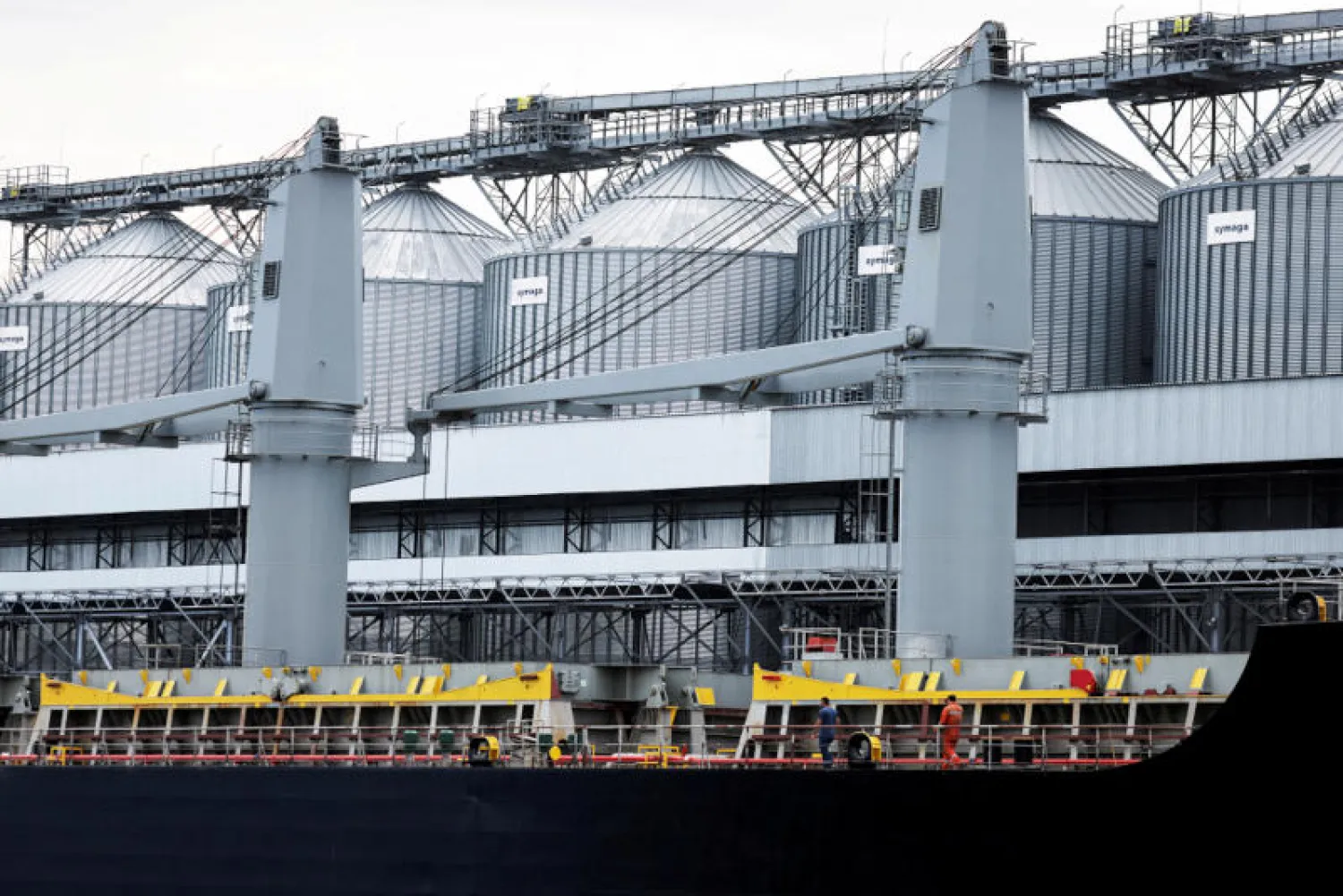 صوامع من الحبوب في ميناء أوديسا على البحر الأسود (رويترز)