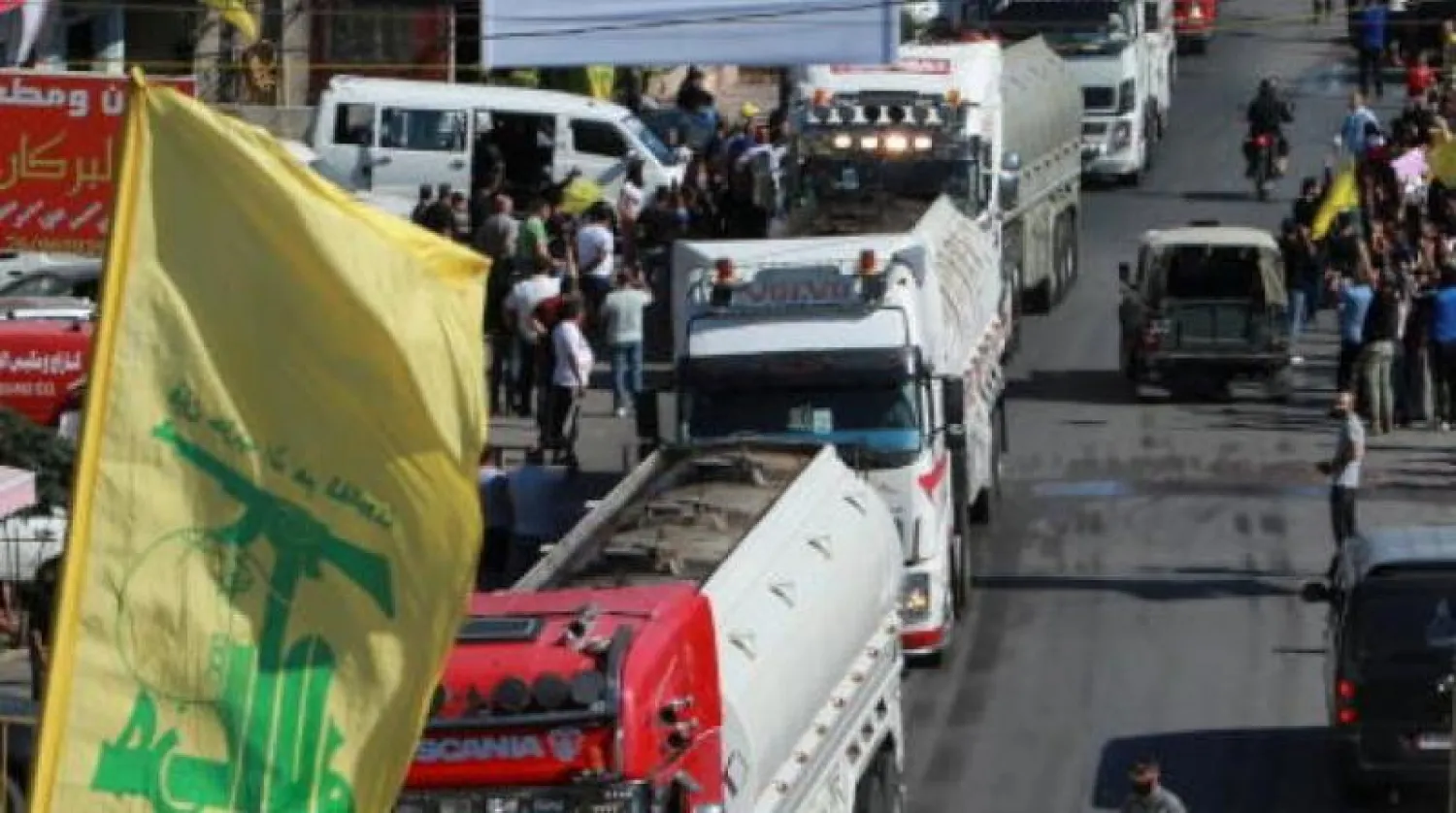 أعلام «حزب الله» ترفرف مع وصول قافلة الوقود الإيراني إلى شمال شرق لبنان (أرشيفية - رويترز)