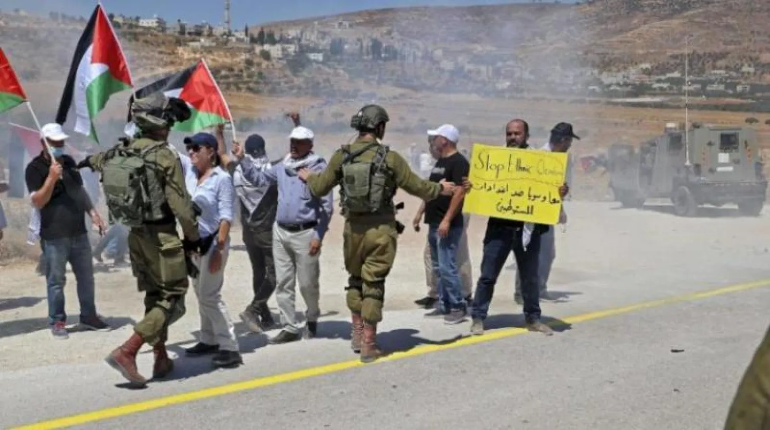 جنود إسرائيليون يدفعون متظاهرين فلسطينيين (أرشيفية - أ.ف.ب)