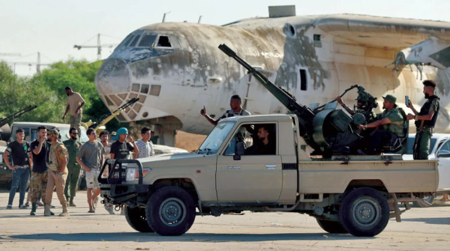 جانب من التحشيدات العسكرية لقوات موالية لحكومة الدبيبة قرب مطار طرابلس (أ.ف.ب)