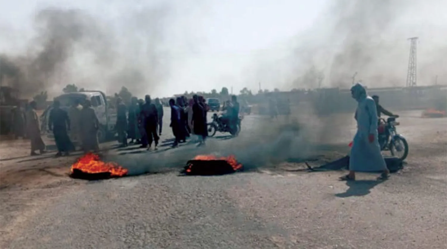 صورة متداولة في «فيسبوك» للاحتجاج في بلدة العزبة شمال شرقي سوريا