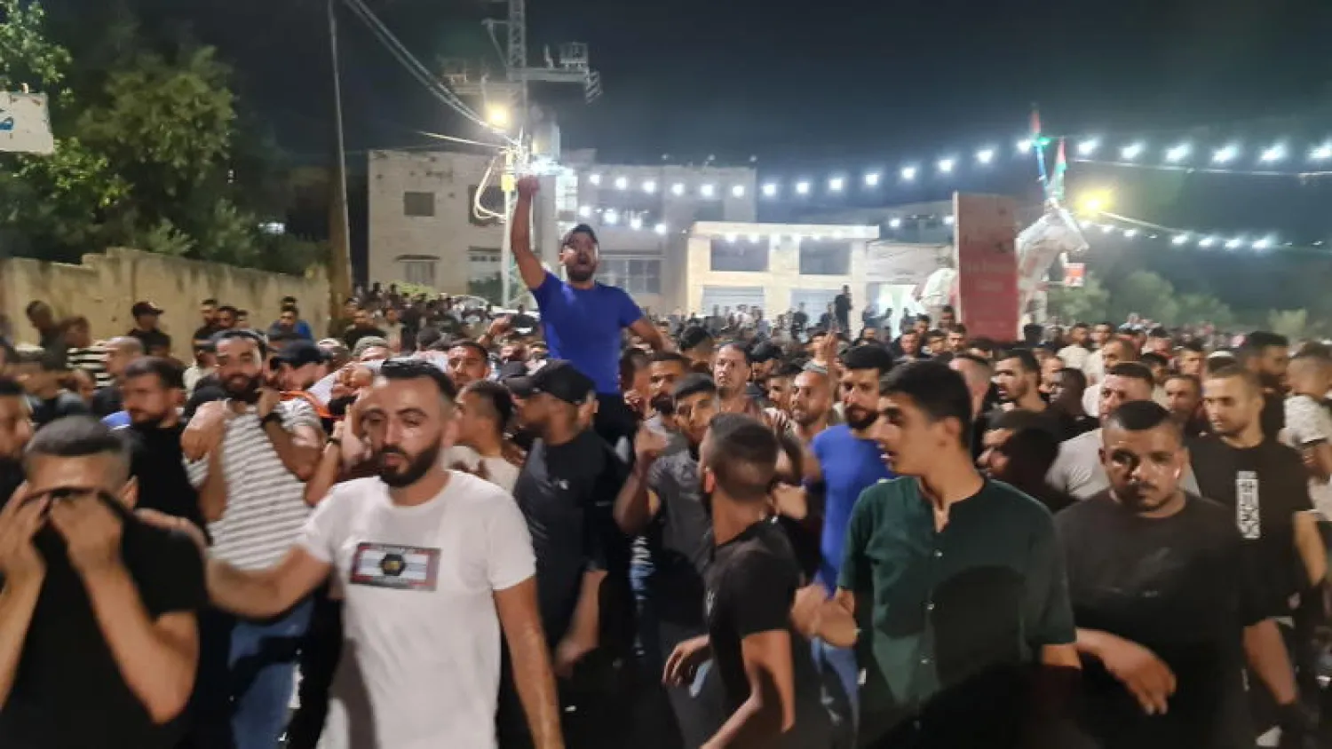 جموع من الفلسطينيين خلال تشييع القتيل في الضفة الغربية أمس (إ.ب.أ)