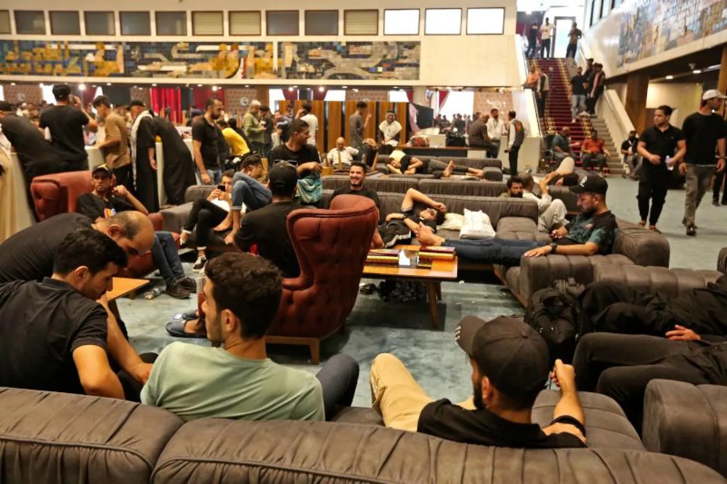 أنصار الصدر داخل البرلمان العراقي (أ.ف.ب)