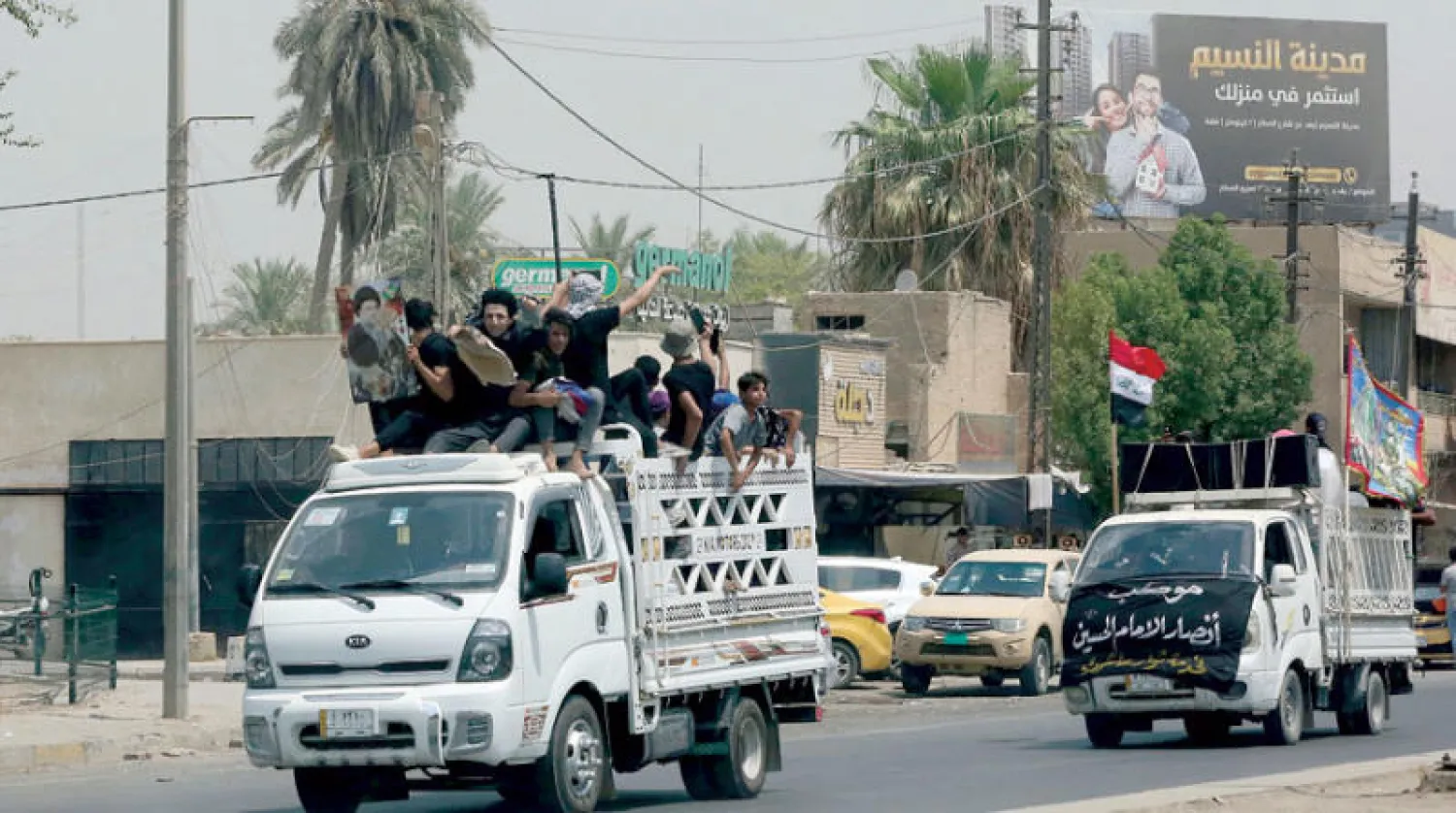 مناصرون للصدر في طريقهم إلى مكان التظاهر في المنطقة الخضراء (أ.ف.ب)