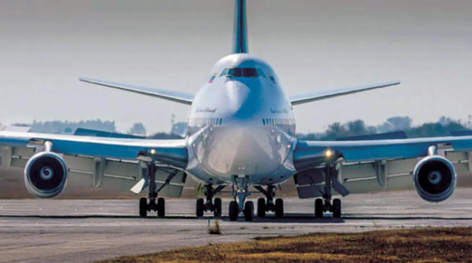 طائرة «بوينغ 747» مملوكة لشركة «إمتراسور» التابعة لشركة «كونفياسا» المحتجزة قرب بوينس آيرس منذ 6 يونيو 2022 (أ.ف.ب)