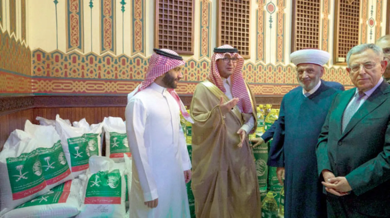 الشيخ عبد اللطيف دريان والرئيس فؤاد السنيورة والسفير بخاري في احتفال توقيع الاتفاق أمس (الشرق الأوسط)