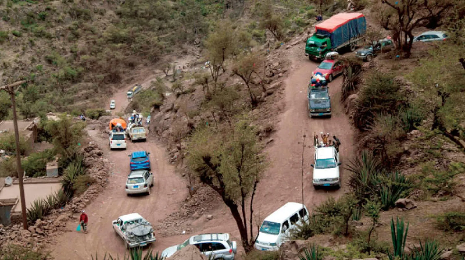 جانب من المعاناة التي يتكبدها سكان تعز للتنقل من وإلى المحافظة التي يحاصرها الحوثيون منذ 7 أعوام (أ.ف.ب)