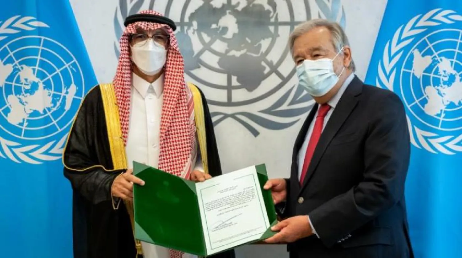 Ambassador Dr. Abdulaziz bin Mohamed Al-Wasel presents his credentials to UN chief Antonio Guterres. (SPA)
