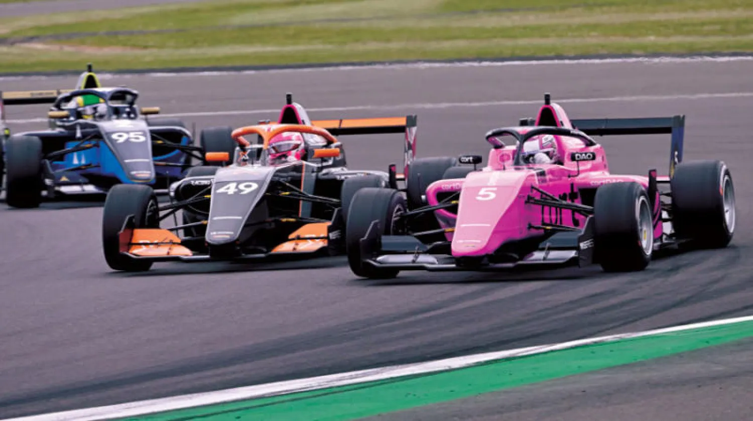 سيارة آبي بولينغ في الوسط خلال المنافسة في سلسلة سباقات دبليو الخاصة بالنساء (إ.ب.أ)