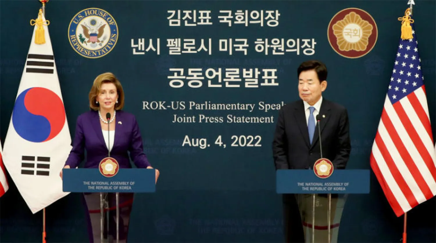 بيلوسي وكيم جين بيو خلال مؤتمر صحافي في سيول أمس (د.ب.أ)