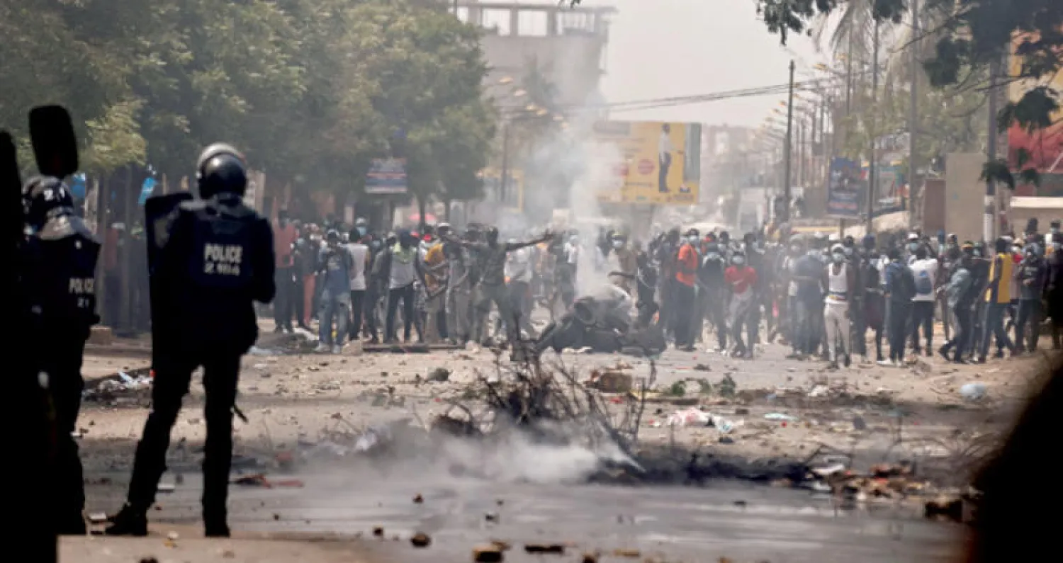 اشتباكات بين متظاهرين وقوات الأمن خلال احتجاج ضد الحكومة دعت إليه جماعات معارضة في العاصمة السنغالية داكار في 17 يونيو الماضي (رويترز)