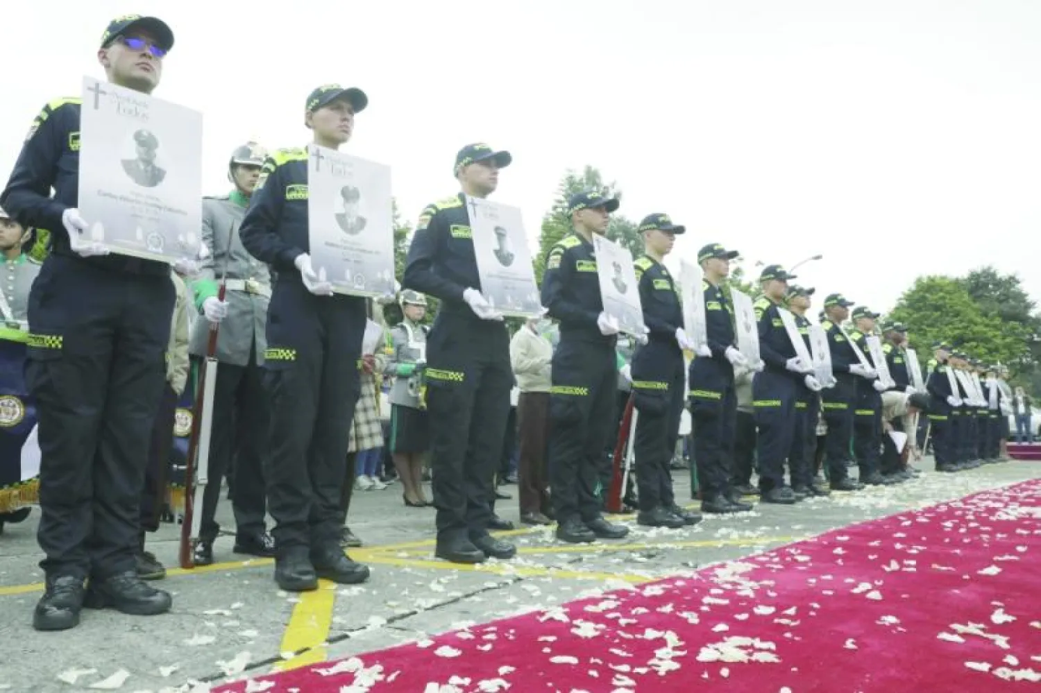 رجال الشرطة في جنازة زميل لهم قتلته عصابة كلان ديل غولفو في العاصمة الكولومبية بوغوتا (إ.ب.أ)