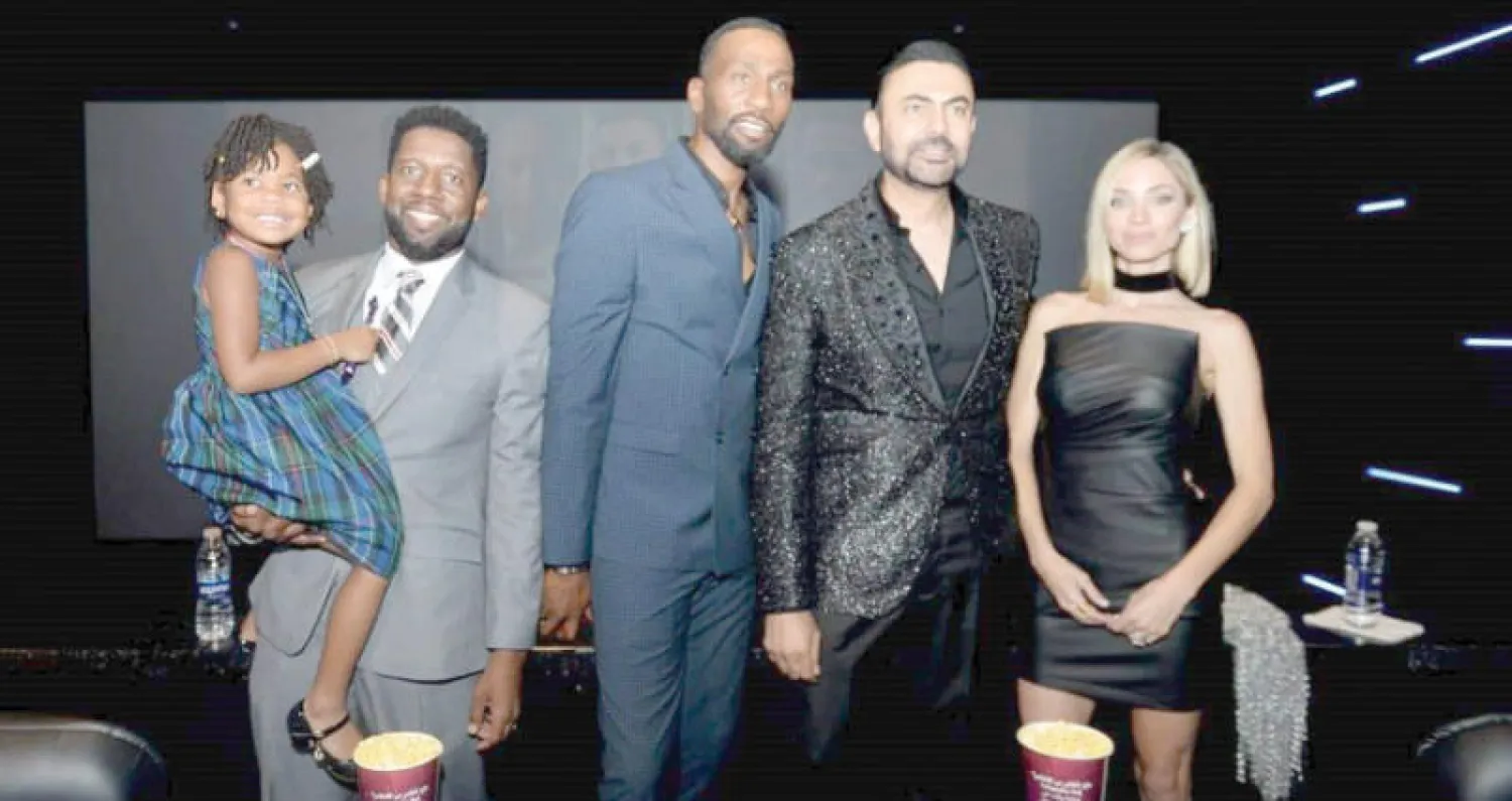 ميللر يحمل ابنته خلال وجوده في القاهرة مع أبطال فيلمه {يوم للموت} (الشركة المنظمة لعرض الفيلم بمصر)