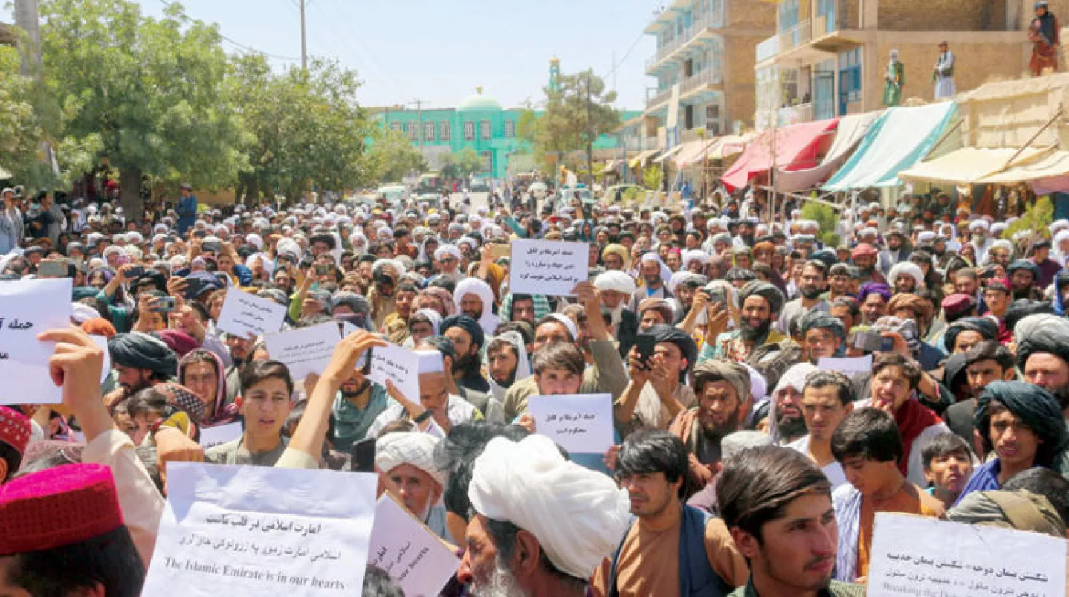 أفغان يرددون شعارات مناهضة للولايات المتحدة خلال مظاهرة في بادغيس أمس احتجاجاً على مقتل الظواهري (أ.ف.ب)