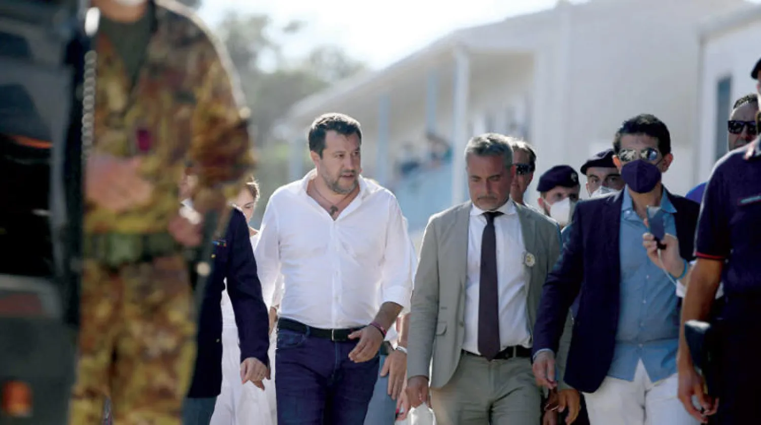 زعيم حزب «الرابطة» لدى زيارته لامبيدوسا في 4 أغسطس (أ.ف.ب)