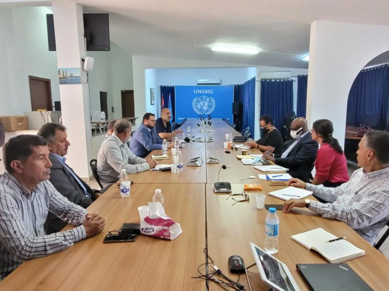 لقاء سابق للقائم بأعمال رئيس البعثة الأممية في ليبيا ريزدون زنينغا بعمداء بلديات (البعثة)