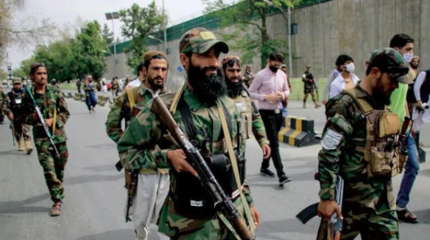 عناصر من «طالبان» في الحي الذي كان يسكن فيه الظواهري (إ.ب.أ)