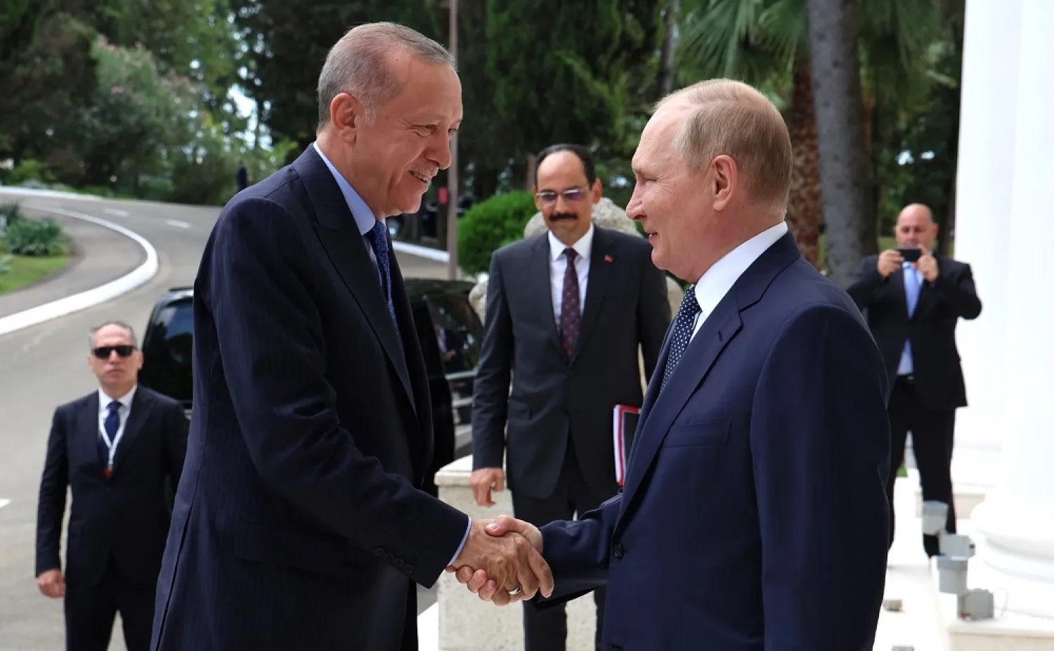 05 August 2022, Russia, Sochi: Russian President Vladimir Putin (R) receives Turkish President Recep Tayyip Erdogan for a meeting in the Black Sea resort of Sochi. (Kremlin/dpa)