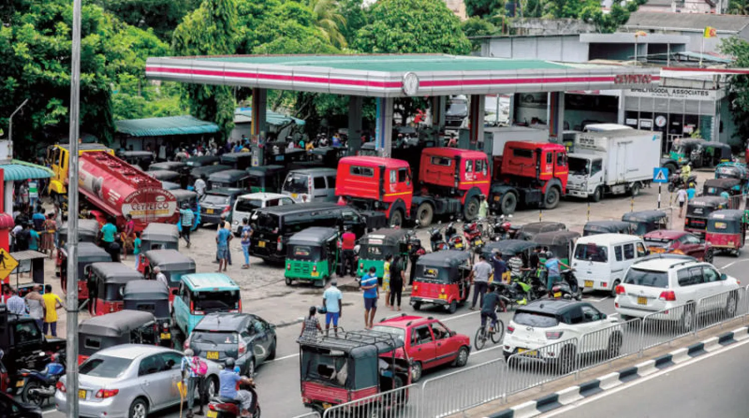 تعاني سريلانكا من أزمة وقود حادة وسط مخاوف من أزمة غذاء (إ.ب.أ)