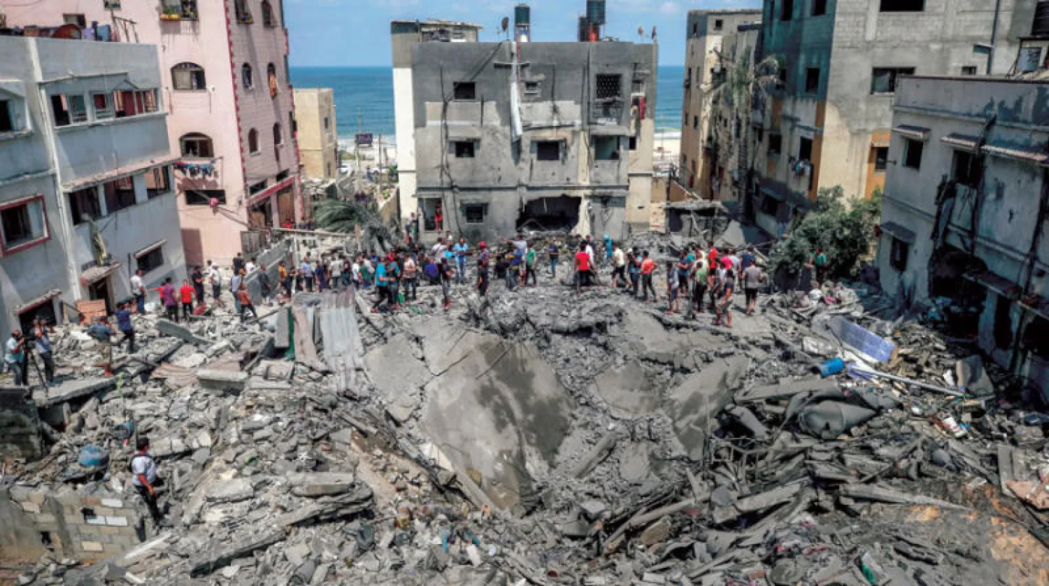 جانب من الدمار الشامل الذي أحدثته غارة إسرائيلية على بيوت مدنيين جنوب غزة أمس (إ ب أ)