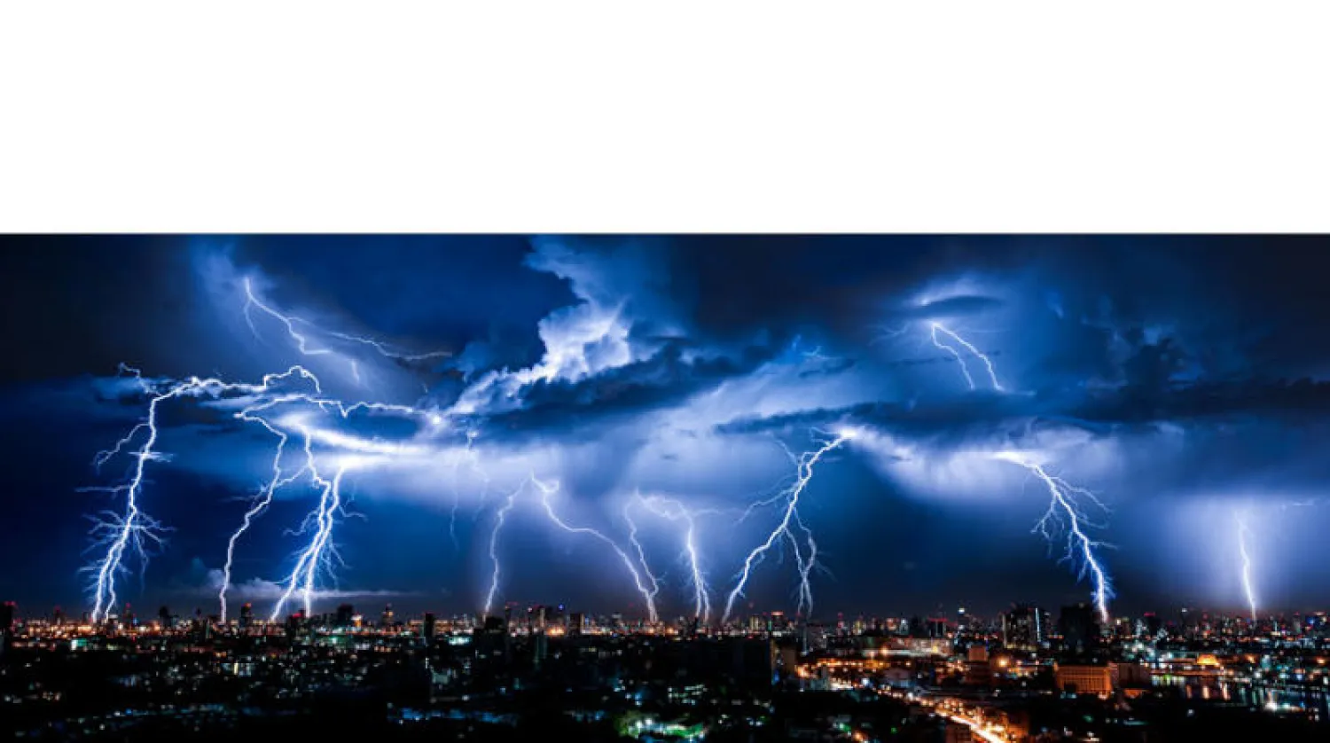 كشف العلماء ان ارتفاع درجات الحرارة سيزيد صواعق البرق في اميركا (شاترستوك)