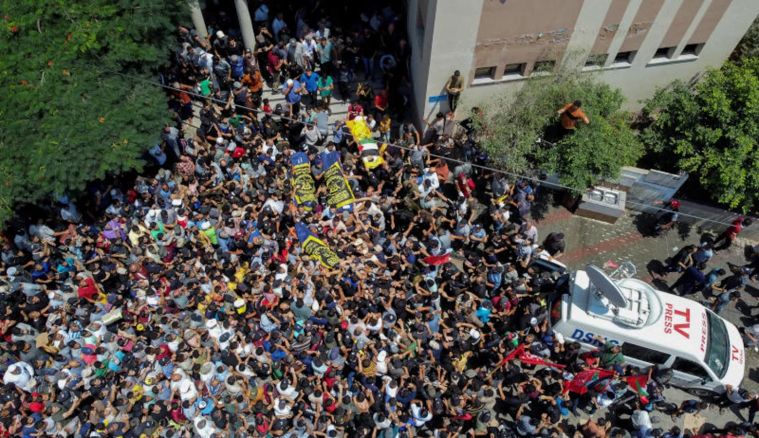 مشيعون في جنازة خالد منصور القائد البارز في الجهاد الإسلامي وفلسطينيين آخرين قتلوا في غارات جوية (رويترز)