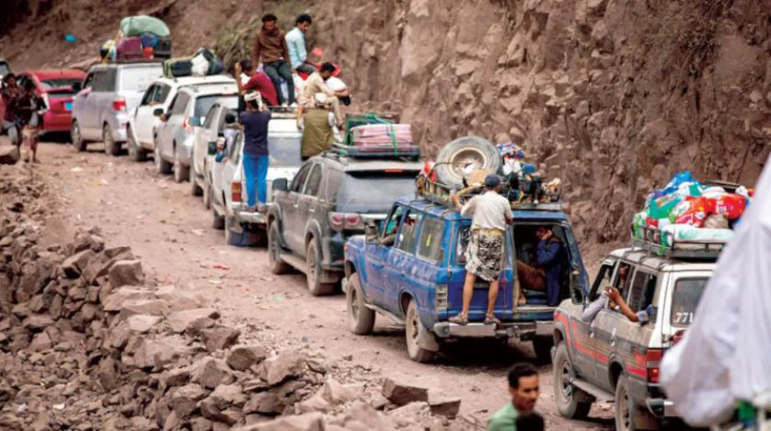 Husilerin sınırlarda uyguladığı kuşatma sebebiyle Taiz’e girerken veya çıkarken zorluk çeken yolcular (AFP)