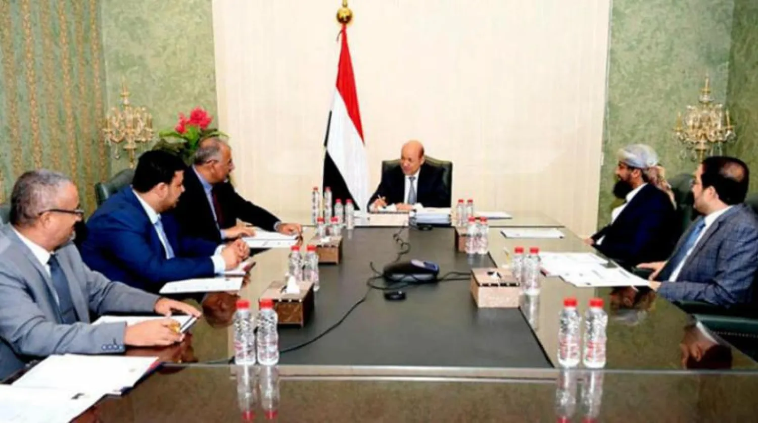 Yemen Başkanlık Konseyi'nin geçtiğimiz nisan ayı sonunda Aden'de Dr. Reşad el-Alimi başkanlığında yedi konsey üyesinin katıldığı toplantısından bir kare (SABA)
