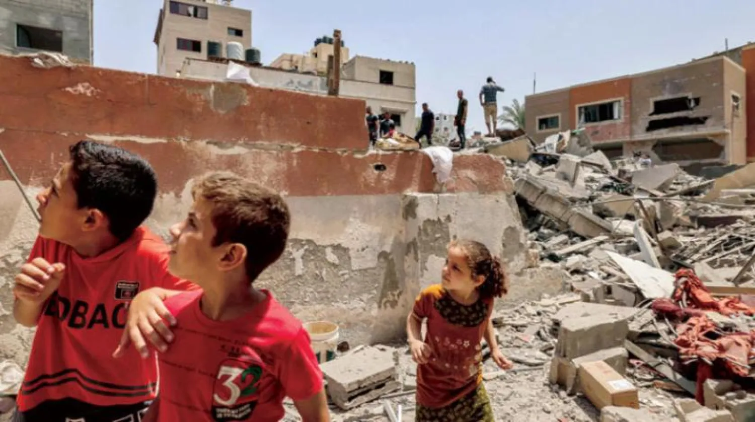 İsrail'in dün Gazze'ye düzenlediği saldırı sırasında Filistinli çocuklar (AFP)