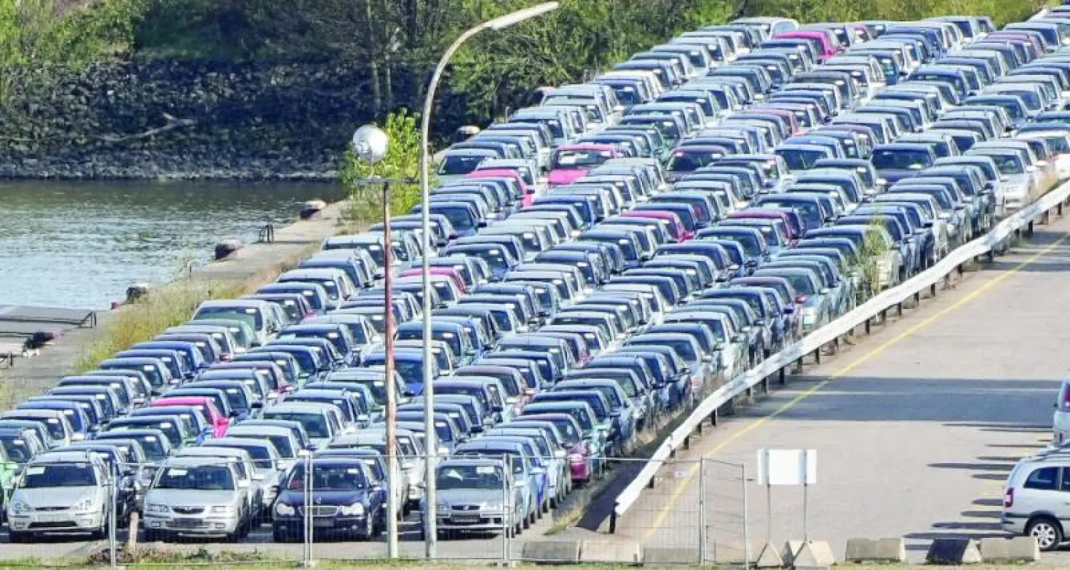 سيارات متنوعة في محطة حاويات بميناء في هامبورغ ألمانيا (أ.ب)